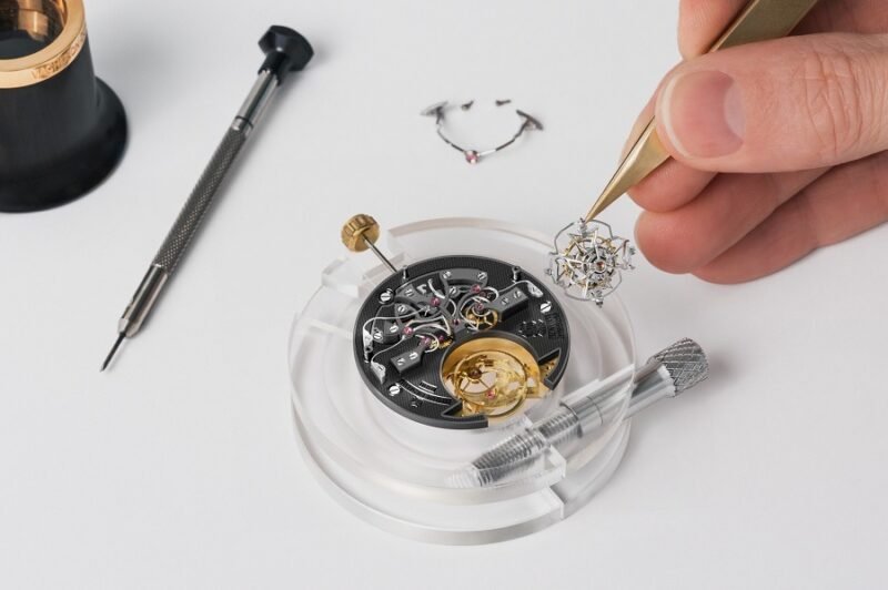 Does an Automatic Mechanical Watch Need Manual Winding? How Long Does It Run? - Đồng Hồ Replica 1:1